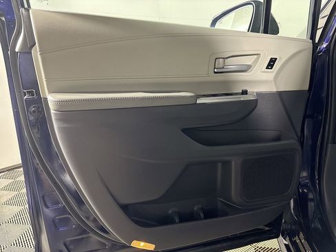 Used 2023 Toyota Sienna Limited image 10