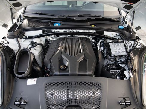 Certified 2024 Porsche Macan image 31