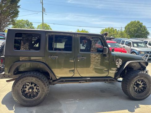 Used 2008 Jeep Wrangler Unlimited Sahara AWD/4WD image 7