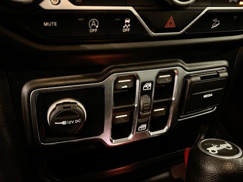 Used 2019 Jeep Wrangler Unlimited Sahara image 32