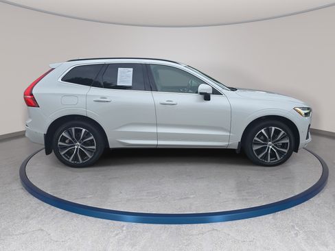 Used 2022 Volvo XC60 B5 Momentum w/ Advanced Package FWD image 4
