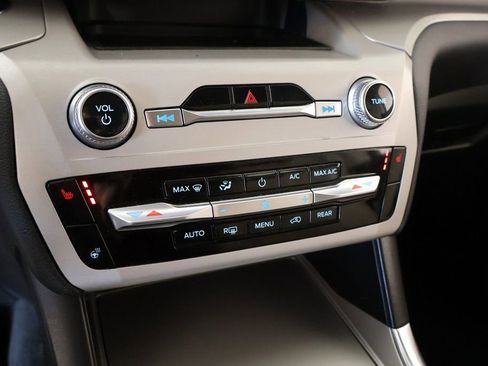 Used 2023 Ford Explorer XLT w/ Equipment Group 202A image 7