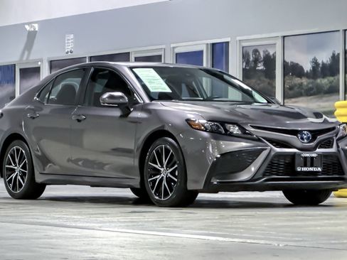 Used 2024 Toyota Camry SE w/ Audio Upgrade Package image 6