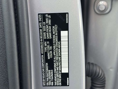 Certified 2025 Volvo XC40 B5 Plus AWD/4WD image 19