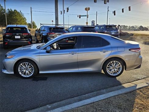 Used 2018 Toyota Camry XLE image 4