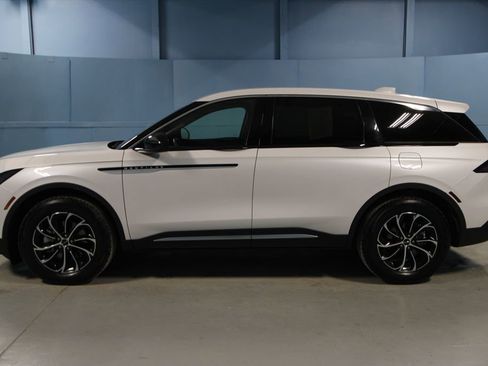 Used 2025 Lincoln Nautilus Premier image 32