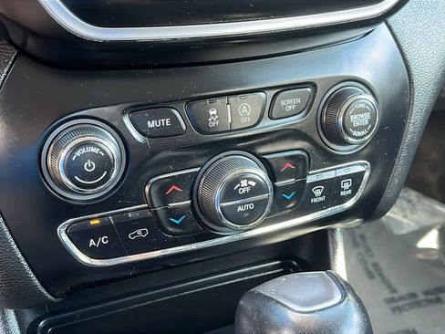 Used 2019 Jeep Cherokee Latitude Plus w/ Comfort/Convenience Group image 19