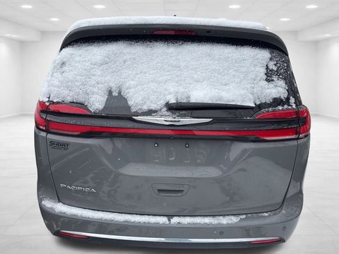 Used 2025 Chrysler Pacifica Select image 5
