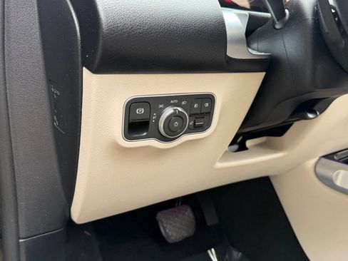 Used 2022 Mercedes-Benz GLB 250 4MATIC w/ Premium Package Lite image 28