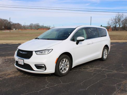 Used 2023 Chrysler Pacifica Touring-L image 4