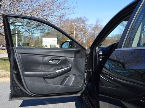 Used 2021 Nissan Sentra SR w/ SR Premium Package image 13