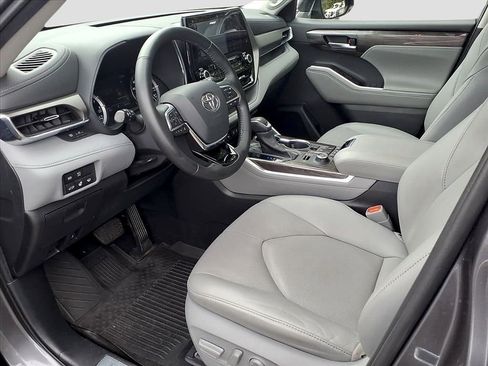 Used 2021 Toyota Highlander Limited image 16