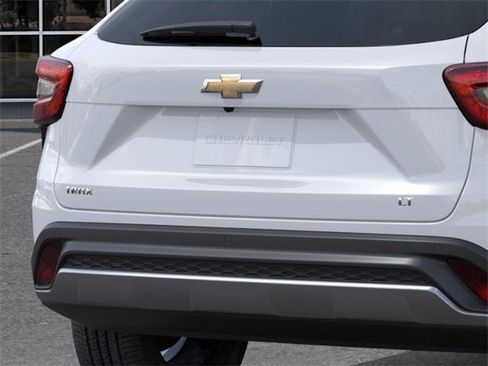 New 2026 Chevrolet Trax LT w/ Driver Confidence Package image 14
