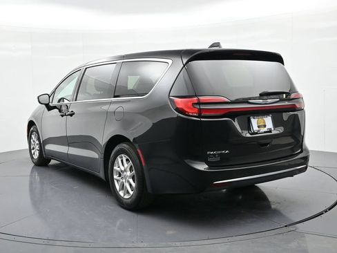 Used 2024 Chrysler Pacifica Touring-L FWD image 8