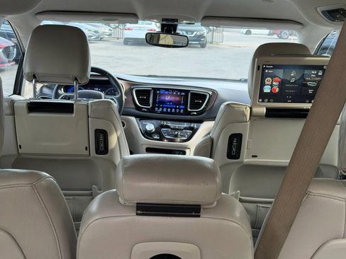 Used 2017 Chrysler Pacifica Touring-L Plus w/ Tire & Wheel Group FWD image 14