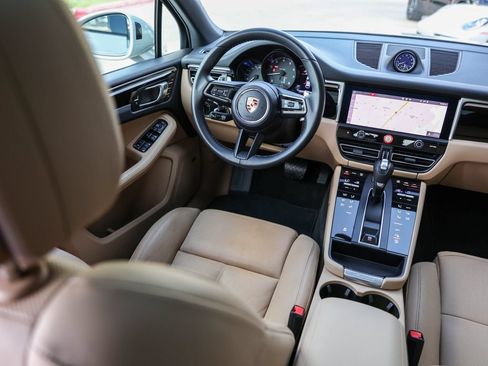 Certified 2024 Porsche Macan AWD/4WD image 32