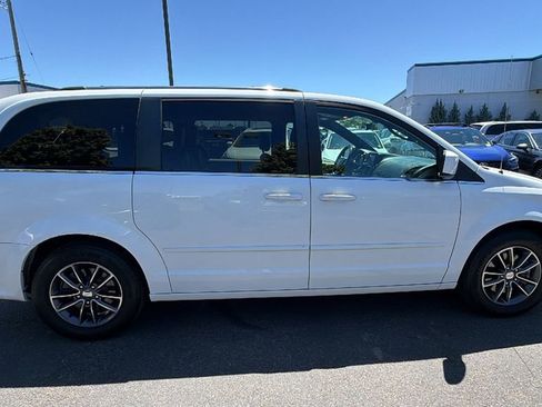 Used 2017 Dodge Grand Caravan SXT FWD image 3
