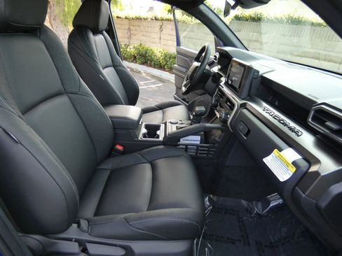 Used 2025 Toyota Tacoma SR5 image 33