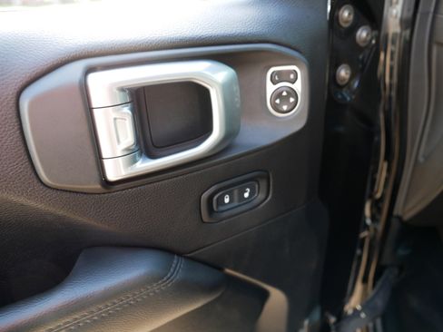 Used 2020 Jeep Wrangler Unlimited Sahara image 19