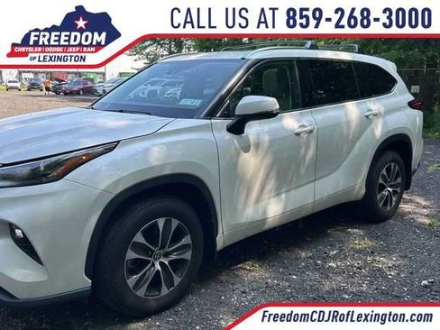 Used 2021 Toyota Highlander XLE AWD/4WD image 1