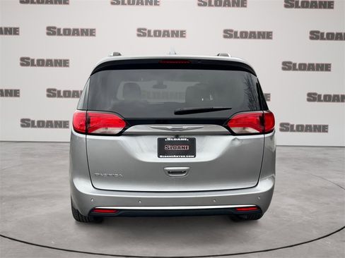 Used 2020 Chrysler Pacifica Touring-L image 4