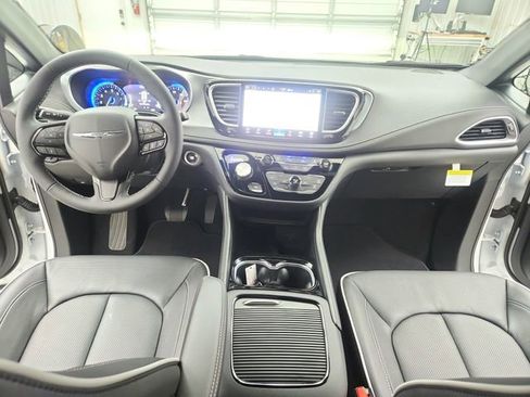 New 2026 Chrysler Pacifica Limited w/ S Appearance Package FWD image 23