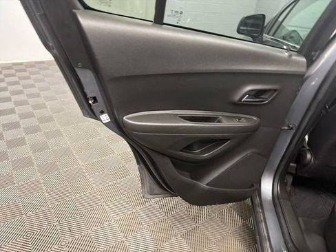Used 2019 Chevrolet Trax LT w/ LT Convenience Package FWD image 12