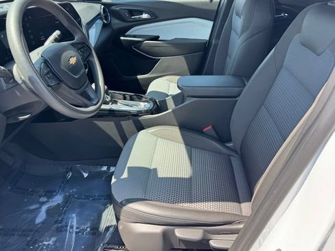 Certified 2025 Chevrolet Trax LT FWD image 13