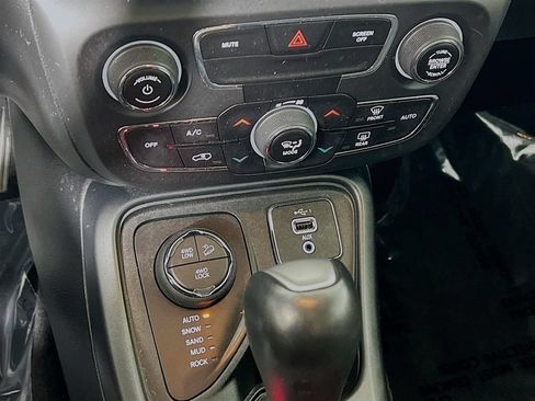 Used 2019 Jeep Compass Trailhawk w/ Cold Weather Group AWD/4WD image 10