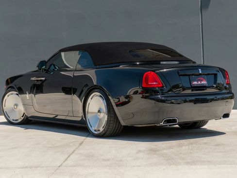 Used 2019 Rolls-Royce Dawn RWD image 11