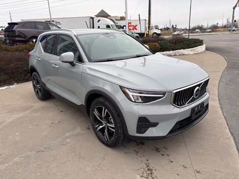 Certified 2025 Volvo XC40 B5 Core image 3