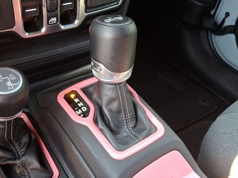 Used 2024 Jeep Wrangler Unlimited Sahara w/ Safety Group AWD/4WD image 15