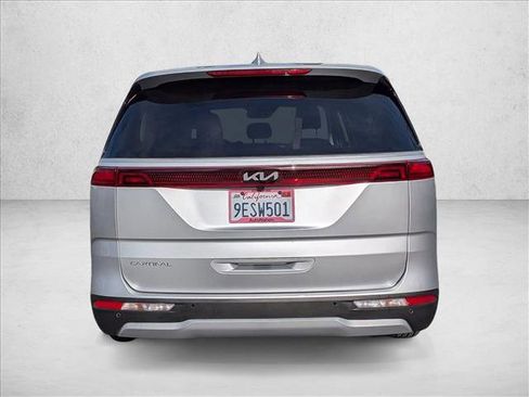 Used 2023 Kia Carnival LX image 7