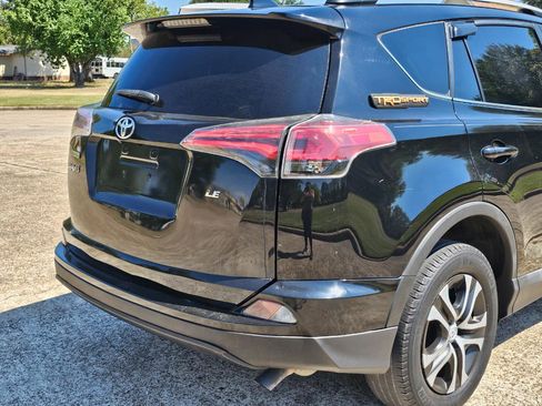 Used 2016 Toyota RAV4 LE image 10