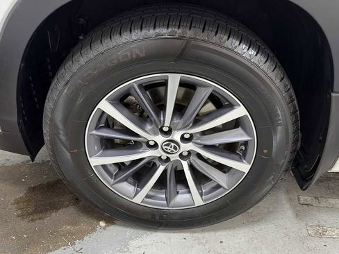 Used 2017 Toyota Highlander XLE image 10