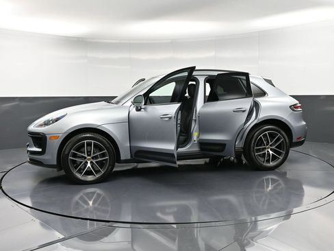 Certified 2025 Porsche Macan image 37