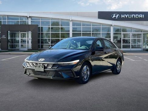 Certified 2025 Hyundai Elantra SEL image 1