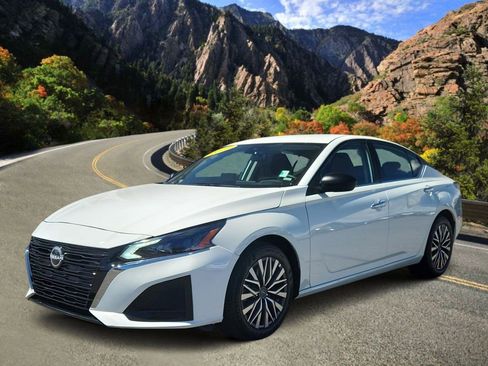 Used 2025 Nissan Altima 2.5 SV FWD image 5