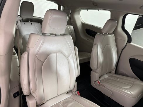 Used 2017 Chrysler Pacifica Touring-L Plus image 22