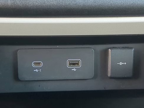 Used 2023 Land Rover Defender 110 SE image 34