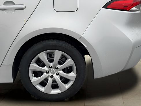 Used 2021 Toyota Corolla LE image 32