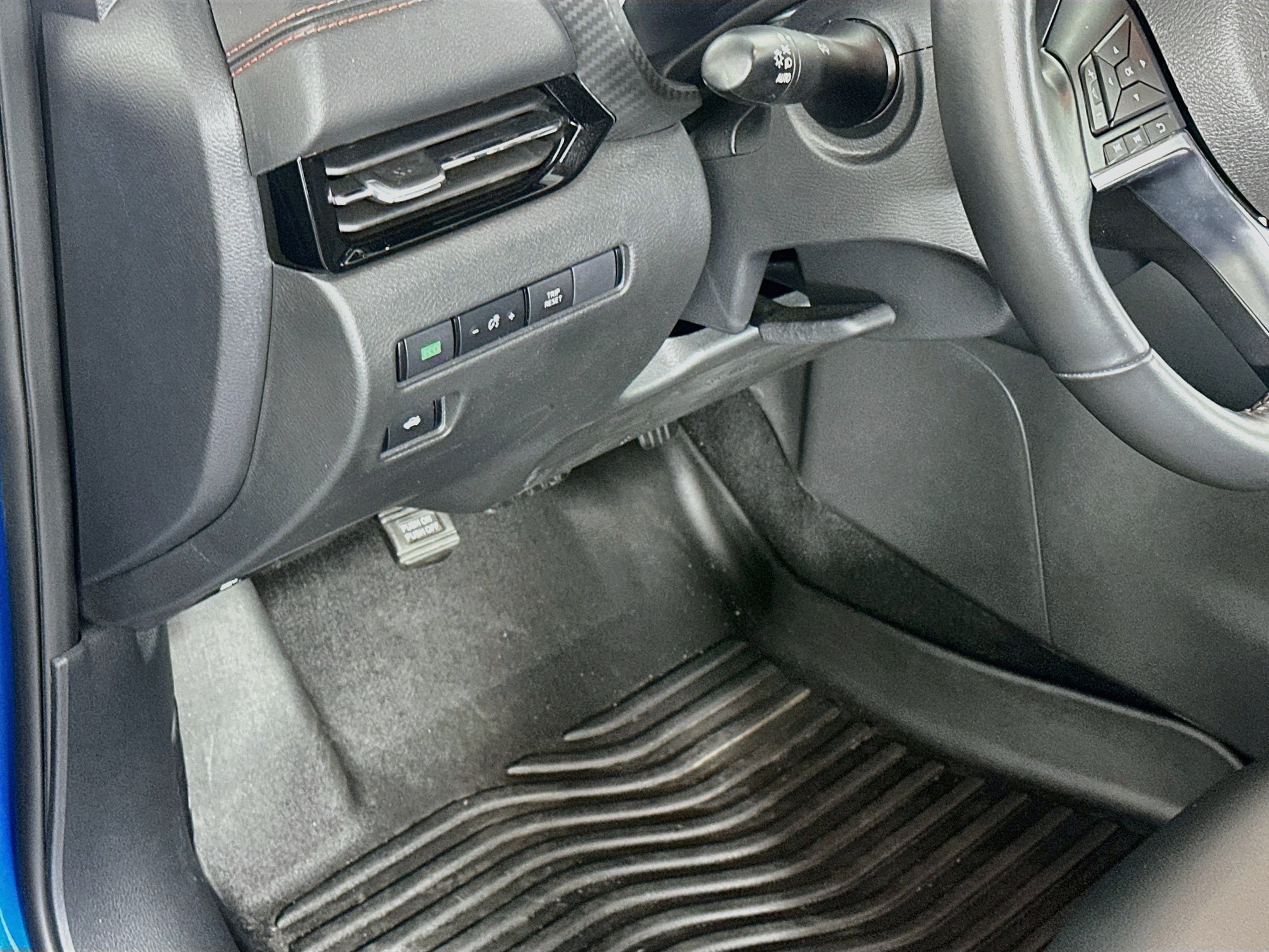 Used 2025 Nissan Sentra SR w/ SR Premium Package FWD image 17