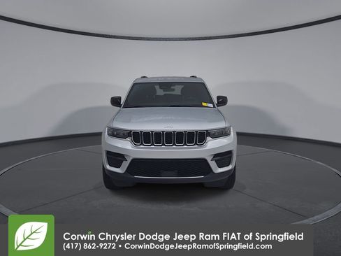 Certified 2025 Jeep Grand Cherokee Laredo w/ Luxury Tech Group I AWD/4WD image 5
