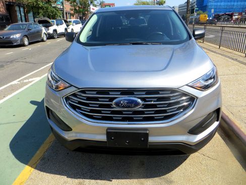 Used 2020 Ford Edge SE image 2