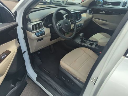 Used 2019 Kia Sorento FWD V6 image 11