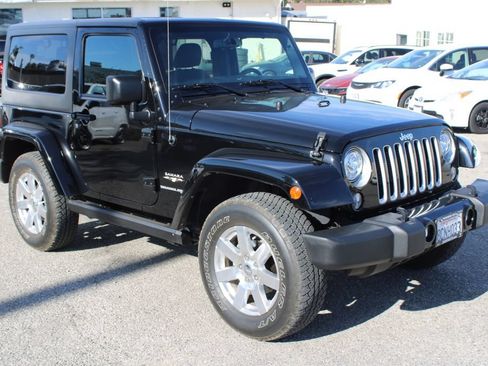 Used 2018 Jeep Wrangler Sahara w/ Connectivity Group AWD/4WD image 3