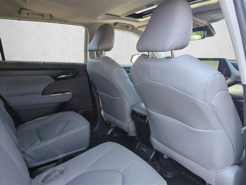 Used 2025 Toyota Highlander XLE FWD image 29