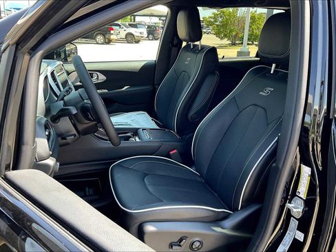 New 2026 Chrysler Pacifica Limited w/ S Appearance Package image 9