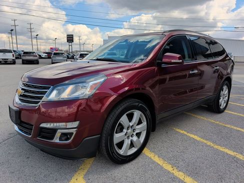 Used 2017 Chevrolet Traverse LT w/ Style and Technology Package image 3