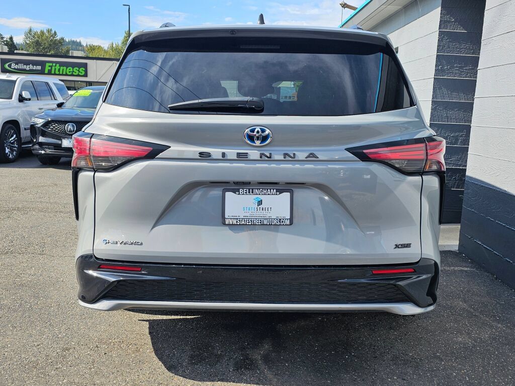 Used 2025 Toyota Sienna XSE AWD/4WD image 4